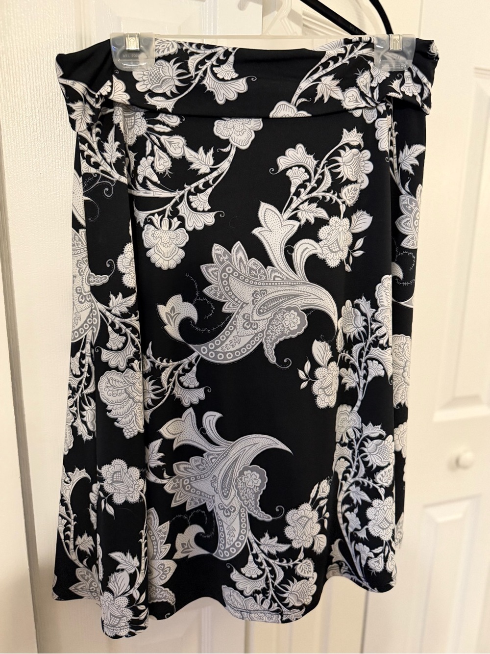 LuLaRoe Black and White Floral Paisley knee length Skirt